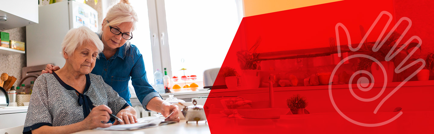 Header: Frau unterstützt Rentnerin in Küche