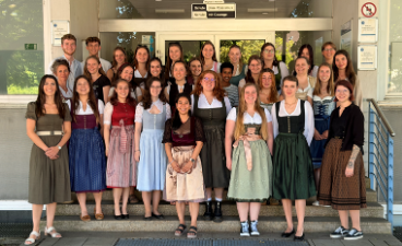 Gruppenfoto bei Examensfeier der Klassen 25a & b der Ergotherapieschule Rosenheim