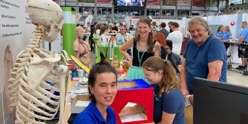 Azubimesse im Rosenheimer Eisstadion Mitarbeiter*innen der Ergotherapieschule Rosenheim an ihrem Messestand