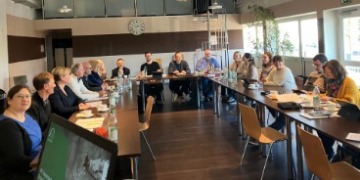 Treffen der Arbeitsgemeinschaft Mehrere Personen in einem Besprechungsraum